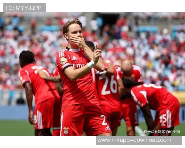 西甲赛场惊现冷门AC米兰逆转曼城上演帽子戏法精彩瞬间